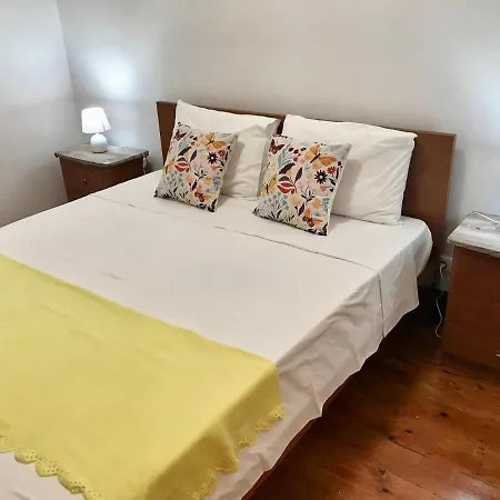 Sublime Yellow Bedroom Лиссабон