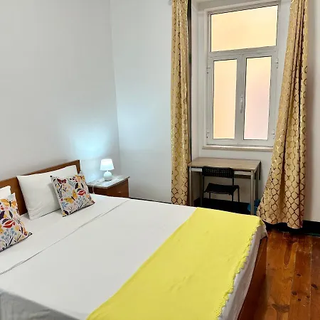 Sublime Yellow Bedroom Лиссабон
