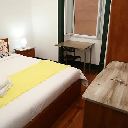 Sublime Yellow Bedroom Лиссабон