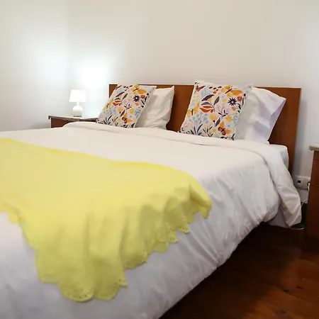 Sublime Yellow Bedroom Проживание в семье *