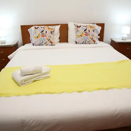 Проживание в семье Sublime Yellow Bedroom *